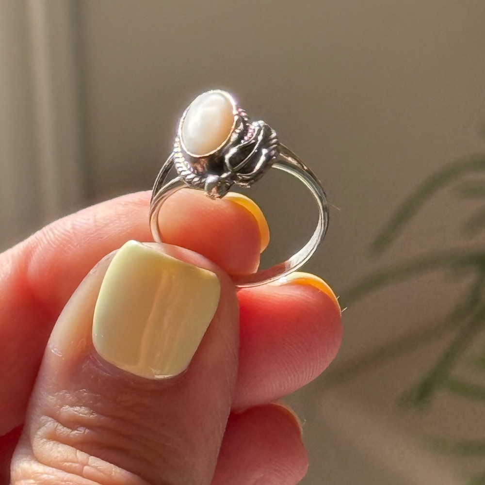 Elegant Mother of Pearl Sterling Silver Ring Size 8